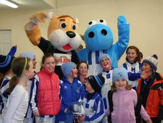 Home page featuring children posing with a mascot.